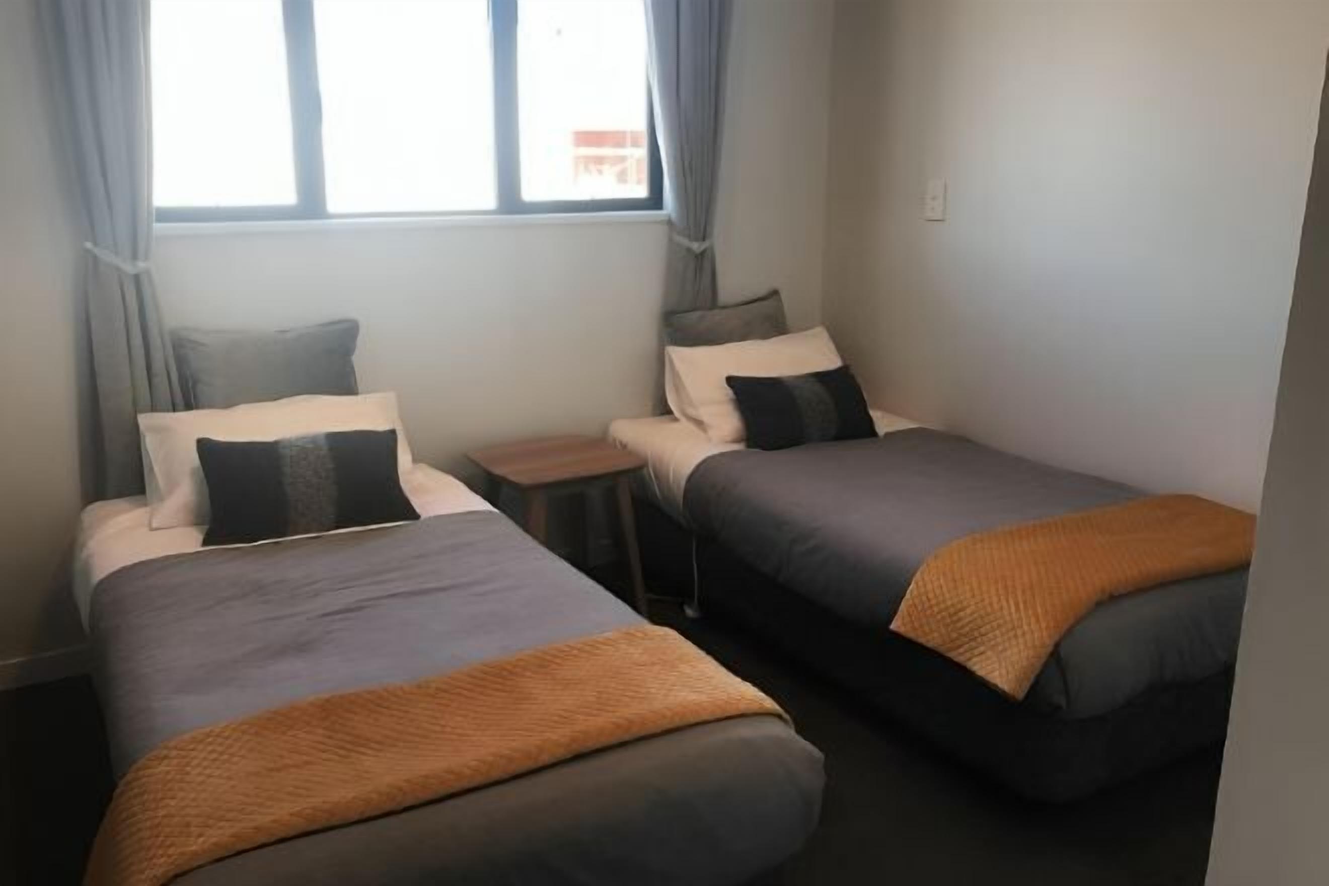 تجهيزات عازلة للصوت وأسرّة أطفال/رضّع