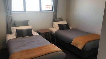 تجهيزات عازلة للصوت وأسرّة أطفال/رضّع