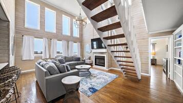 Smart TV, chimenea, videojuegos y libros