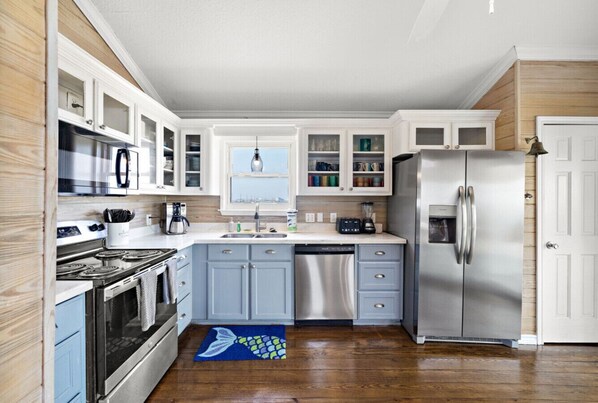 Fridge, microwave, oven, stovetop