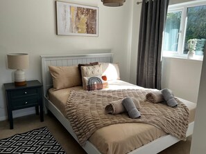 House | 4 bedrooms, iron/ironing board, free WiFi, bed sheets - Luxury 4 bed House Sleeps 8, Enjoy in Comfort (Bridgend)