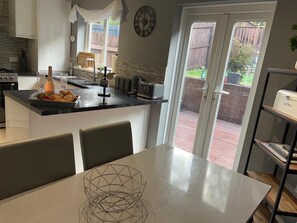 House | Dining - Luxury 4 bed House Sleeps 8, Enjoy in Comfort (Bridgend)