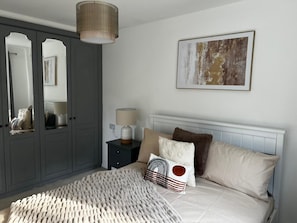 4 bedrooms, iron/ironing board, free WiFi, bed sheets - Luxury 4 bed House Sleeps 8, Enjoy in Comfort (Bridgend)