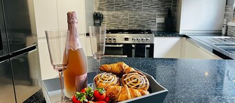 Luxury 4 bed House Sleeps 8, Enjoy in Comfort