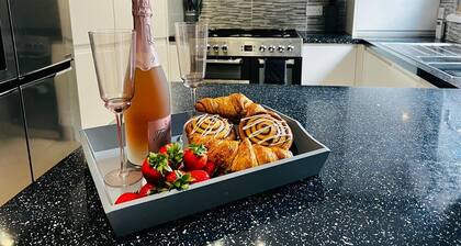 Luxury 4 bed House Sleeps 8, Enjoy in Comfort