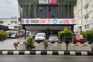 UN WALK INN con área de estacionamiento techada, símbolo de Wi-Fi y un precio de RM 75.