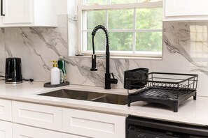 Réfrigérateur, micro-ondes, four, lave-vaisselle