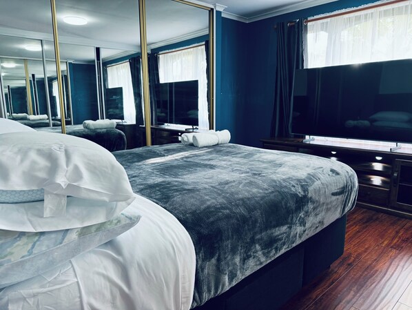 4 bedrooms, iron/ironing board, WiFi, bed sheets - Beautiful and Colourful House with parking (Plumpton)