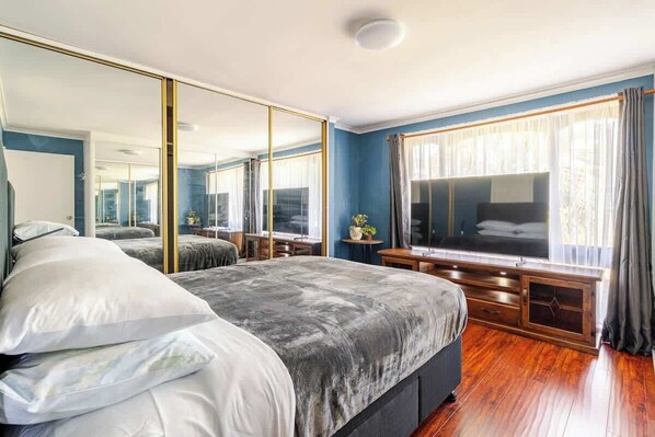 4 室のベッドルーム、アイロン / アイロン台、WiFi、ベッドシーツ