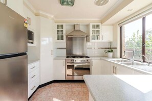 冷蔵庫、電子レンジ、オーブン、コンロ