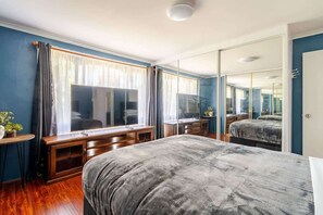 4 habitaciones, tabla de planchar con plancha, wifi y ropa de cama 