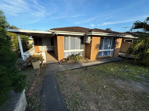 Exterior - Beautiful and Colourful House with parking (Plumpton)