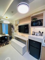 Perhehuoneisto, 1 makuuhuone, parveke, uima-altaan luona | Olohuone | 32–tuumainen äly-TV, jossa digitaalikanavat