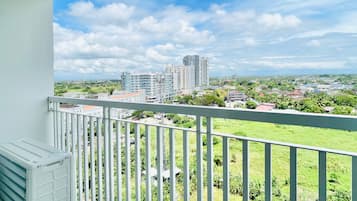 Signature Studio, 1 Queen Bed, Non Smoking, Balcony | Balcony