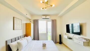 Estúdio com design assinado, 1 cama Queen, para não fumantes, sacada | Individualmente decorados, individualmente mobiliados