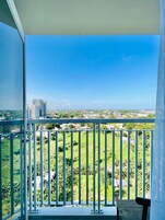 Perhestudio, 1 keskisuuri parisänky ja vuodesohva, parveke, uima-altaan luona | Parveke