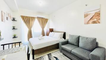 Estúdio família, 1 cama Queen e sofá-cama, sacada, ao lado da piscina | Individualmente decorados, individualmente mobiliados