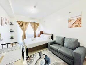 Stúdíóíbúð fyrir fjölskyldur - 1 meðalstórt tvíbreitt rúm með svefnsófa - svalir - vísar að sundlaug | Sérhannaðar innréttingar, sérvalin húsgögn, vinnuaðstaða fyrir fartölvur