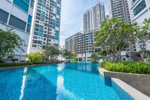 Une piscine entourée d’immeubles résidentiels de grande hauteur, dotés de balcons.