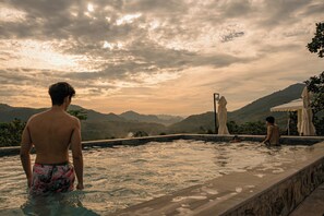 Outdoor pool - Ora Hill Farmstay & Glamping Hoa Binh (Cao Phong)
