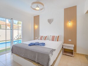 3 bedrooms, desk, WiFi