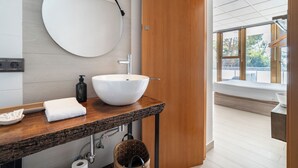 Een douche, handdoeken, zeep, shampoo