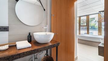 Douche, serviettes fournies, savon, shampoing