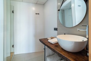 Douche, serviettes fournies, savon, shampoing