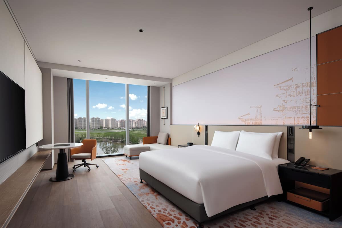 Deluxe Queen Room | 1 bedroom, down duvets, minibar, in-room safe
