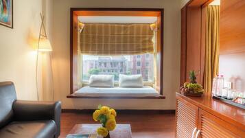 奢华套房 | 埃及棉床单、高档床上用品、客房内保险箱、办公桌