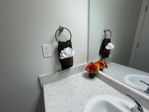 Handdukar, tvål, schampo och toalettpapper