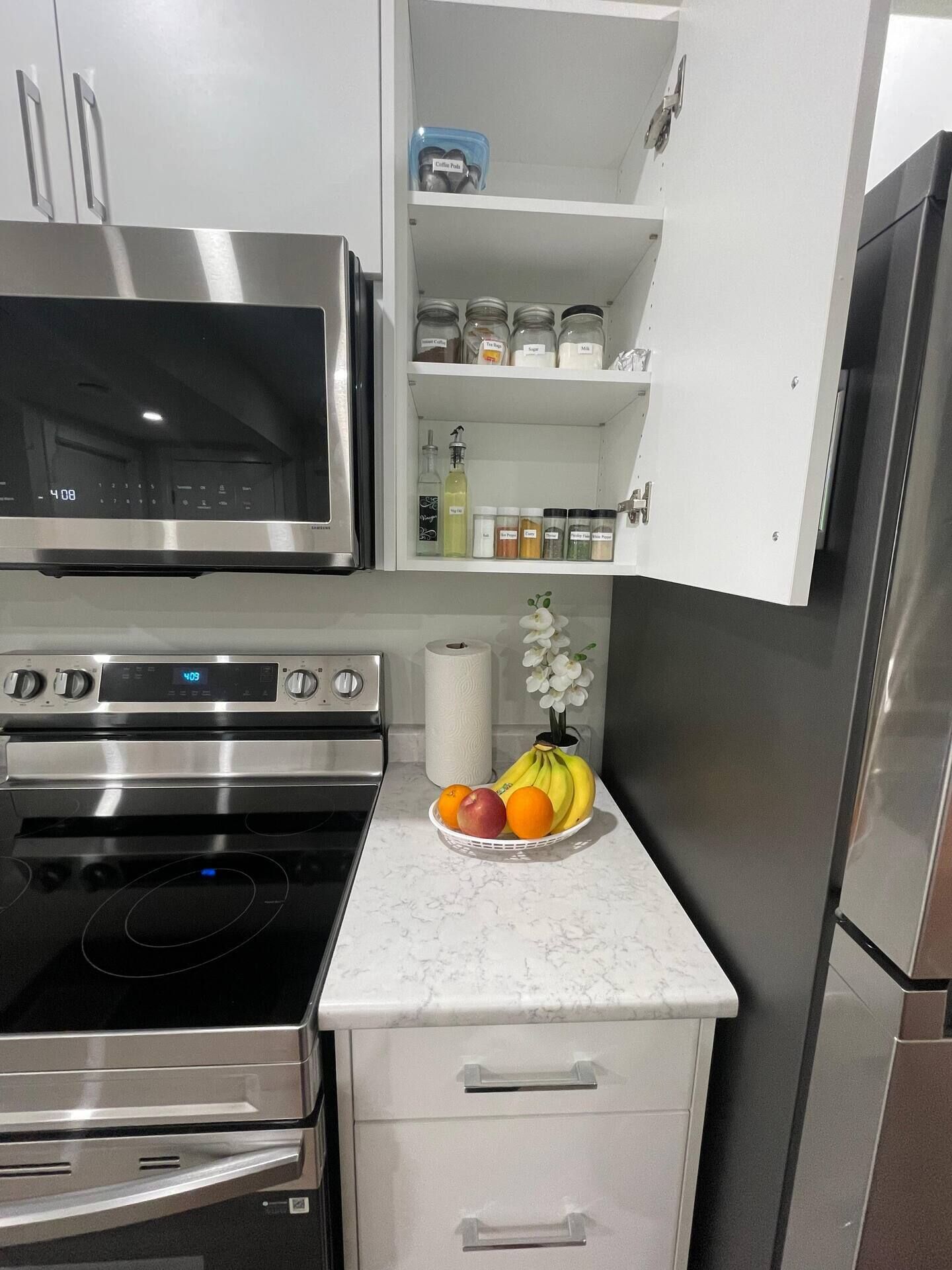 Jääkaappi, mikroaaltouuni, uuni, liesi