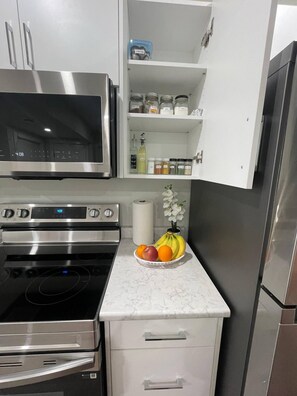 Réfrigérateur, micro-ondes, four, plaque de cuisson