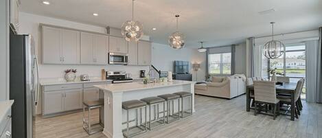 Een koelkast, een microgolfoven, een oven, een kookplaat