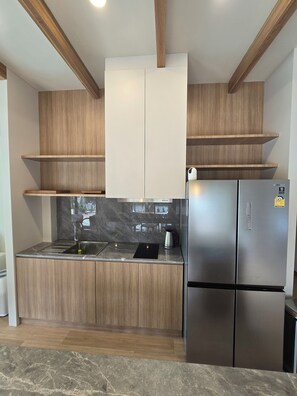 Geladeira, micro-ondas, cooktop, liquidificador