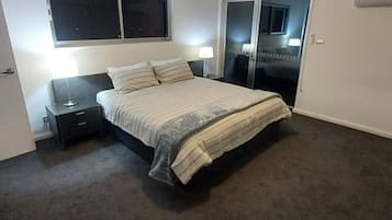 5 Schlafzimmer, Schreibtisch, BĂŒgeleisen/BĂŒgelbrett, BettwĂ€sche