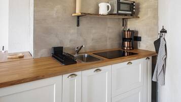 Kühlschrank, Ofen, Herdplatte, Wasserkocher mit Kaffee-/Teezubehör