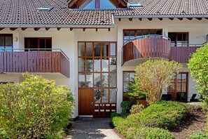 Exterior - Studio Apartment 'Urlaub Im Hochschwarzwald' with Mountain View, Private Terrace and Wi-Fi (Hinterzarten)