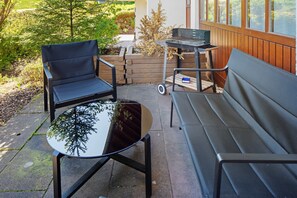 Outdoor dining - Studio Apartment 'Urlaub Im Hochschwarzwald' with Mountain View, Private Terrace and Wi-Fi (Hinterzarten)