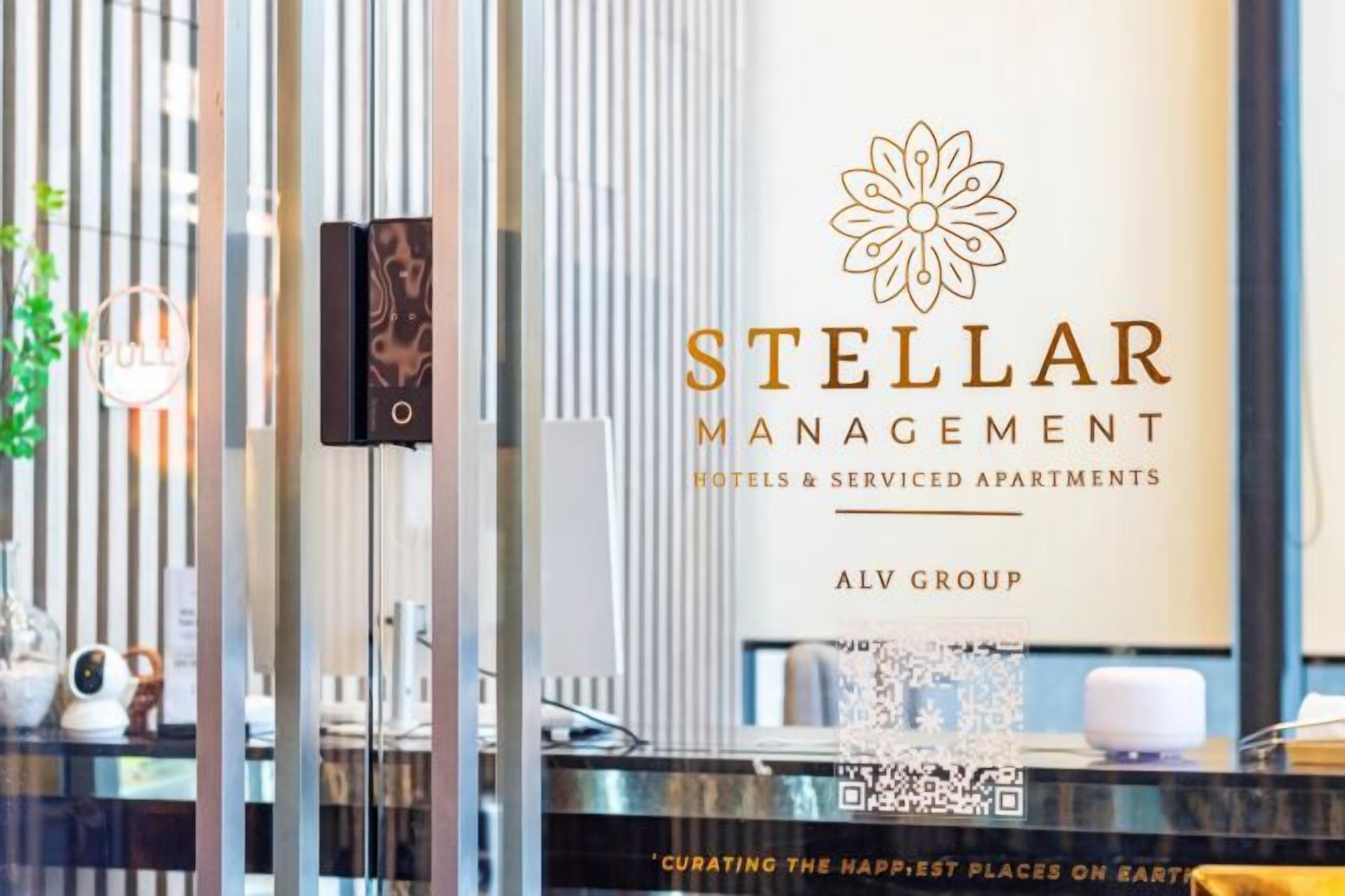 Bancada de recepção com logotipo da Stellar Management, indicando um hotel ou apartamento para serviços.