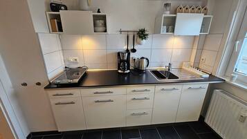 Fridge, oven, stovetop, coffee/tea maker