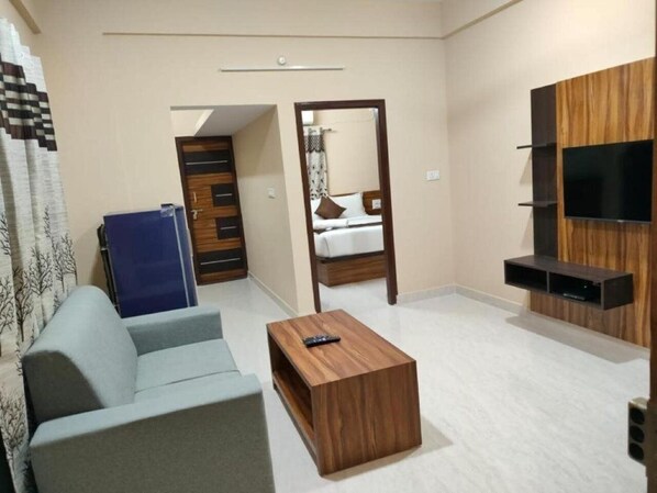 Deluxe Studio Suite | Desk, laptop workspace, free WiFi - Golden Chariot (Bengaluru)