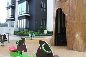 An outdoor play area with a large tree structure and exercise equipment. - Studio Zen@Midhills Genting Highlands (Free WiFi) (Genting Highlands)