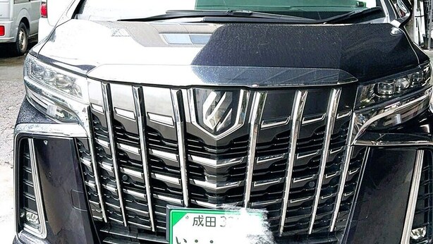 En svart SUV stod parkerad på en parkeringsplats.