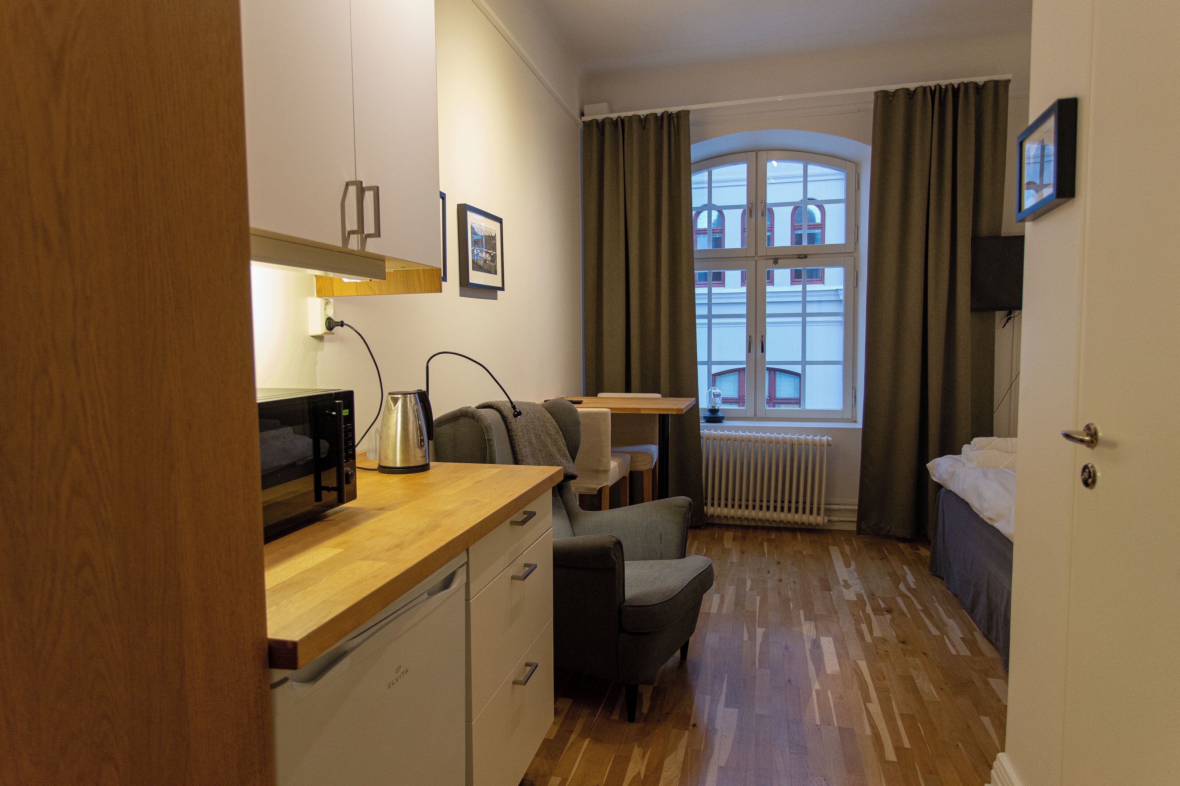 Superior Studio, City View | In-room dining