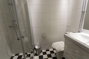A bathroom with a shower, toilet, and bathtub. - Continental Apartment Hotel Sundsvall (Sundsvall)