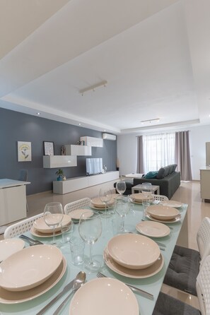 Családi apartman, 3 hálószobával, konyha | Nappalirész | Síkképernyős tévé