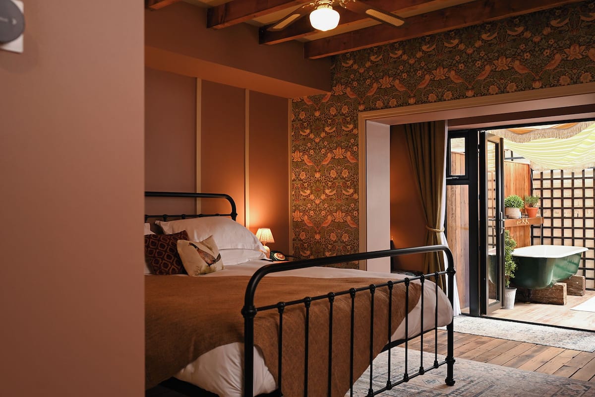 Deluxe Double Room | Free minibar, in-room safe, iron/ironing board, free WiFi