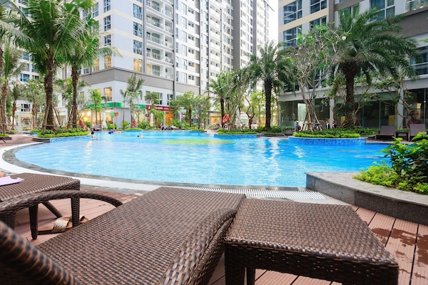 Una piscina al aire libre