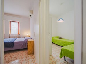 3 عدّة غرف نوم وسرير سفر وواي فاي مجانًا وملاءات أسرّة